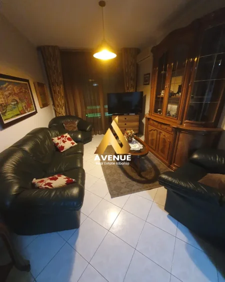 Tirane, jepet me qera Vile 2+1 Kati 3, 100 m² 510 € 