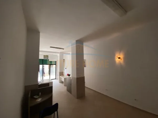 Tirane, jepet me qera ambjent biznesi Kati 0, 54 m² 600 € (Ish Ekspozita)