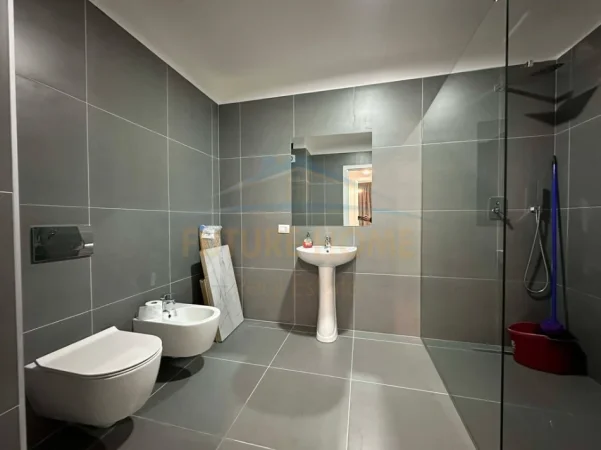 Tirane, jepet me qera apartament 2+1 Kati 2, 115 m² 600 € (Unaza e Re.)