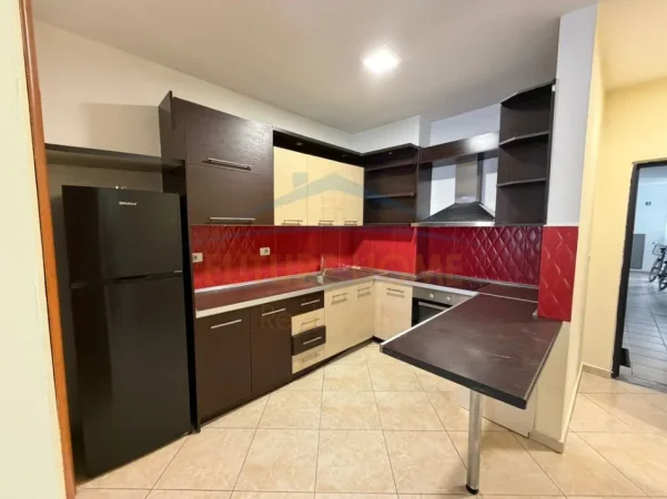 Tirane, jepet me qera apartament 1+1 Kati 4, 70 m² 420 € (Pranë Rotondos në zonën e Unazes se Re.)