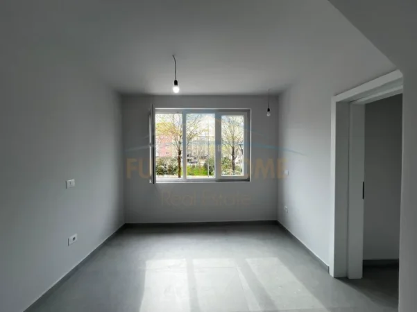 Tirane, jepet me qera ambjent biznesi Kati 1, 103 m² 1.300 € (Tek Materniteti i Ri, Bulevardi Zhan Dark)
