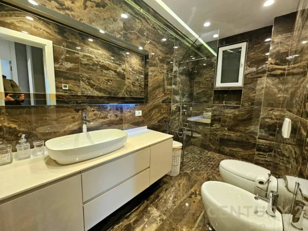 Tirane, jepet me qera apartament 2+1 Kati 2, 106 m² 900 € (kopshti botanik)