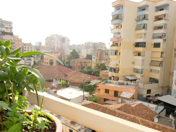 Tirane, jepet me qera apartament 2+1 Kati 5, 110 m² 800 € (pazari i ri)