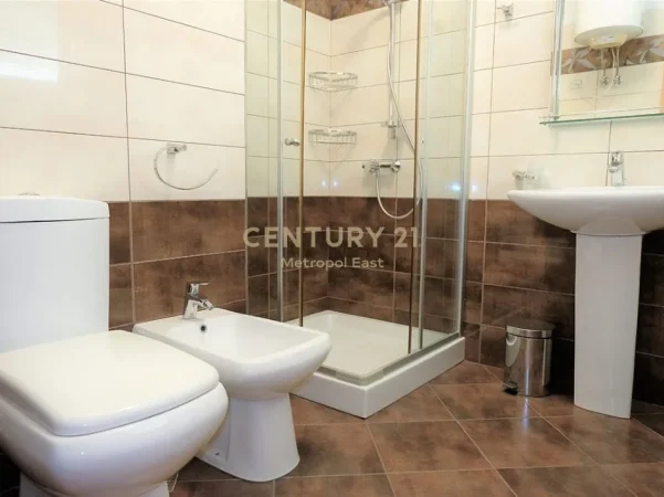 Tirane, jepet me qera apartament 2+1 Kati 5, 110 m² 800 € (pazari i ri)