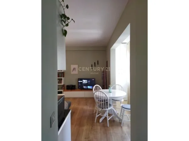 Tirane, jepet me qera apartament 1+1 Kati 3, 61 m² 600 € (ish tregu elektrik)