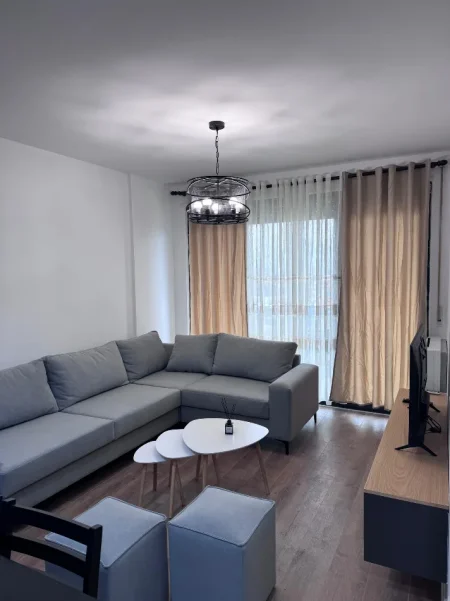 Tirane, jepet me qera apartament 1+1+Ballkon Kati 5, 80 m² 500 € (Apartament 1+1 Per Qera Akses Tirana I Mobiluar dhe Pabanuar Me Pare)