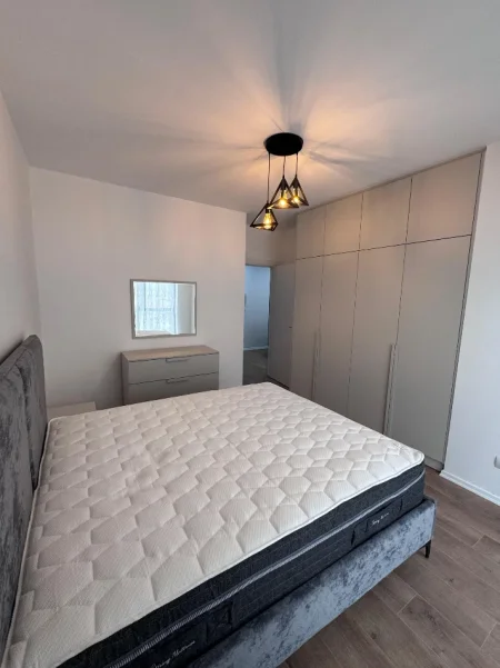Tirane, jepet me qera apartament 1+1+Ballkon Kati 5, 80 m² 500 € (Apartament 1+1 Per Qera Akses Tirana I Mobiluar dhe Pabanuar Me Pare)