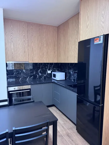 Tirane, jepet me qera apartament 1+1+Ballkon Kati 5, 80 m² 500 € (Apartament 1+1 Per Qera Akses Tirana I Mobiluar dhe Pabanuar Me Pare)