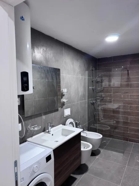 Tirane, jepet me qera apartament 1+1+Ballkon Kati 5, 80 m² 500 € (Apartament 1+1 Per Qera Akses Tirana I Mobiluar dhe Pabanuar Me Pare)