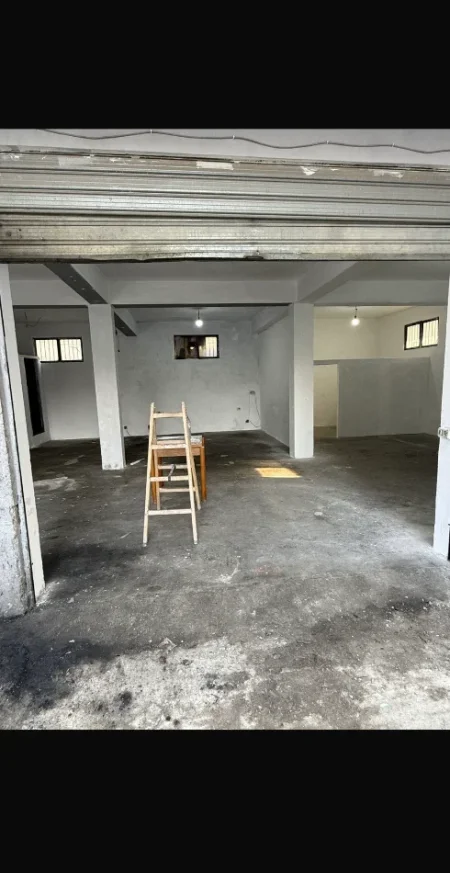 Tirane, jepet me qera ambjent biznesi Kati 0, 110 m² 1.000 € (Ambient Biznesi Per Qera Ish Fusha Aviacionit I Pershtatshem Per Servis/ Lavazh)