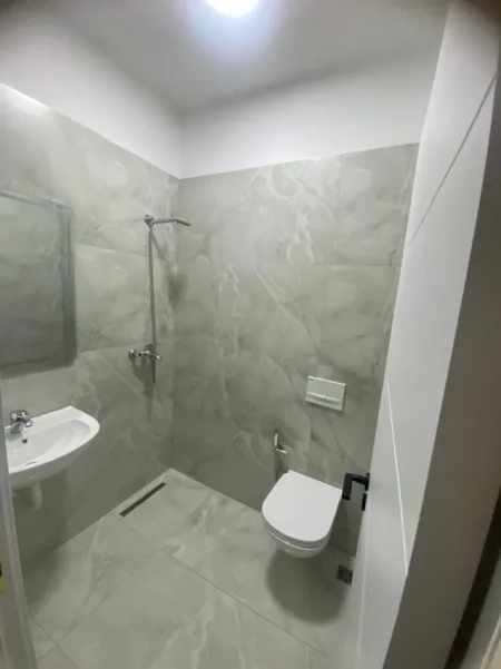 Tirane, jepet me qera apartament 2+1+Ballkon Kati 5, 100 m² 700 € (RRUGA 5 MAJI)