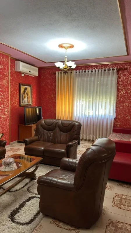 Tirane, jepet me qera apartament 2+1+Ballkon Kati 3, 700 € (Prane Gjimnazit Besnik Sykja)