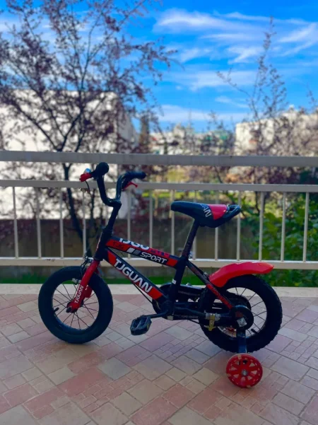 Shes biciklete per djem mosha 3-6 vjec , me 4 rrota si ne foto, NR CEL 0693603231 e zeze 50 €