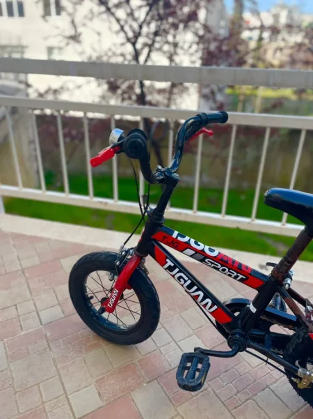 Shes biciklete per djem mosha 3-6 vjec , me 4 rrota si ne foto, NR CEL 0693603231 e zeze 50 €