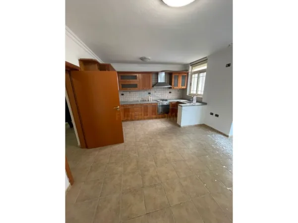 Tirane, jepet me qera apartament 3+1 Kati 5, 158 m² 900 € 