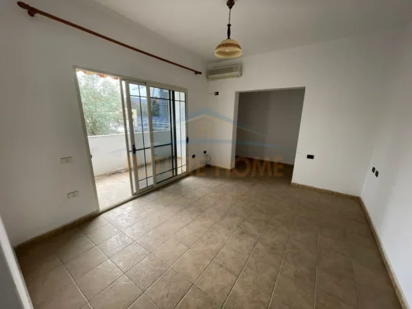 Tirane, jepet me qera apartament 3+1 Kati 5, 158 m² 900 € (Te Garda)