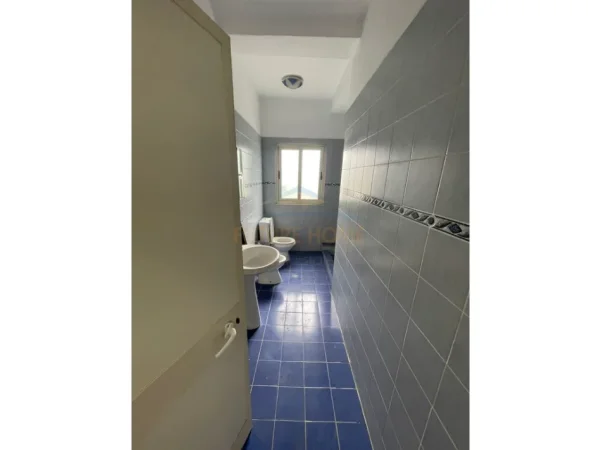 Tirane, jepet me qera apartament 3+1 Kati 5, 158 m² 900 € (Te Garda)