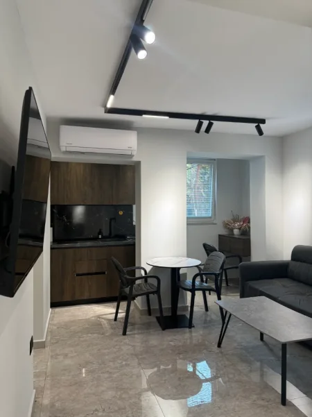 Jap me qera ditore ,javore ,garsoniere te 21 Dhjetori mozaiku Kati 1, 37 m² (21 dhjetori)