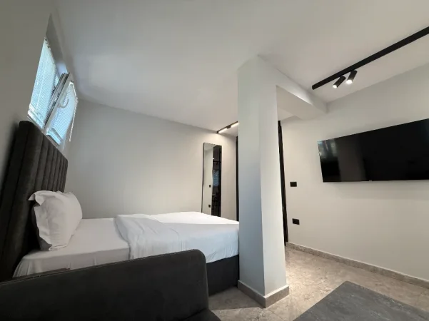 Jap me qera ditore ,javore ,garsoniere te 21 Dhjetori mozaiku Kati 1, 37 m² (21 dhjetori)