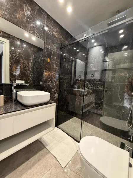 Jap me qera ditore ,javore ,garsoniere te 21 Dhjetori mozaiku Kati 1, 37 m² (21 dhjetori)