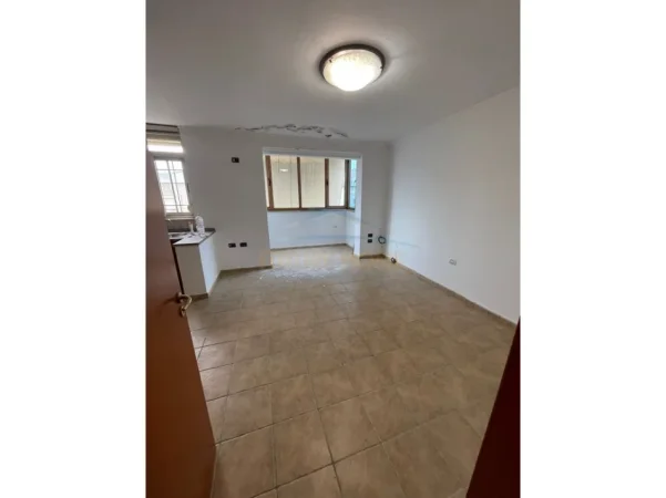 Tirane, jepet me qera apartament 3+1+Ballkon Kati 5, 158 m² 900 € (Garda)