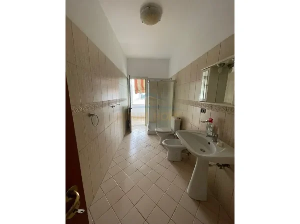 Tirane, jepet me qera apartament 3+1+Ballkon Kati 5, 158 m² 900 € (Garda)