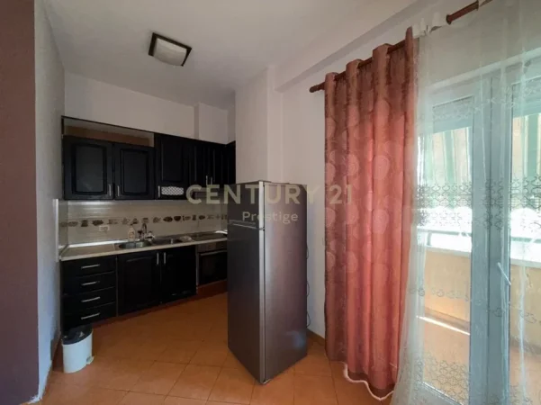 Tirane, jepet me qera apartament 1+1 Kati 1, 80 m² 650 € (rruga e elbasanit prane stadiumit)