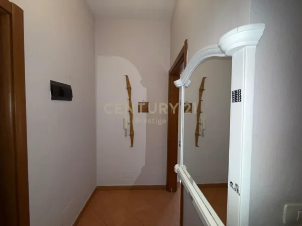 Tirane, jepet me qera apartament 1+1 Kati 1, 80 m² 650 € (rruga e elbasanit prane stadiumit)