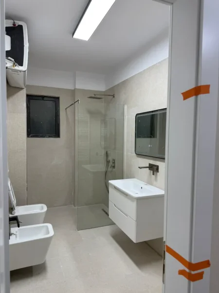 Tirane, jepet me qera apartament 2+1+Ballkon Kati 2, 100 m² 750 € (Rruga Rapo Hekali)
