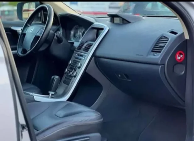 Tirane, shitet SUV Volvo XC60 Nafte, gri metalizato automatik 240.000 km 6.400 €