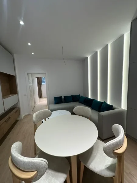 Tirane, jepet me qera apartament 1+1+Ballkon Kati 1, 70 m² 600 € (Bulevardi Zogu I)
