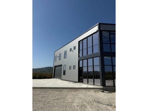 Tirane, shes Kapanon per shitje ose qera 4.000 €