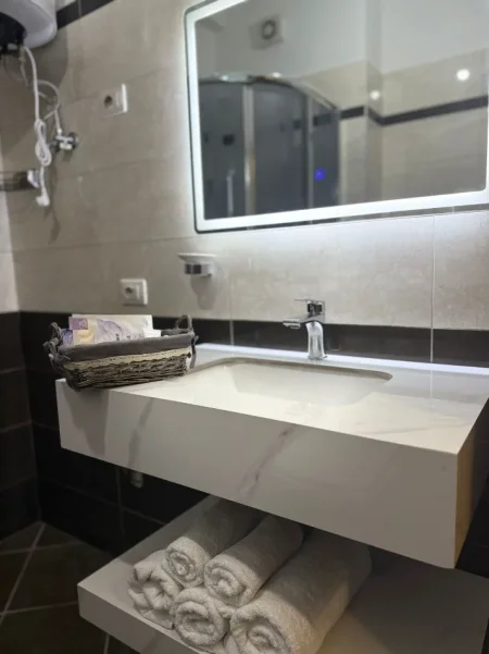 Tirane, jepet me qera apartament 1+1+Ballkon Kati 3, 60 m² 650 € (Rruga e Kavajës)