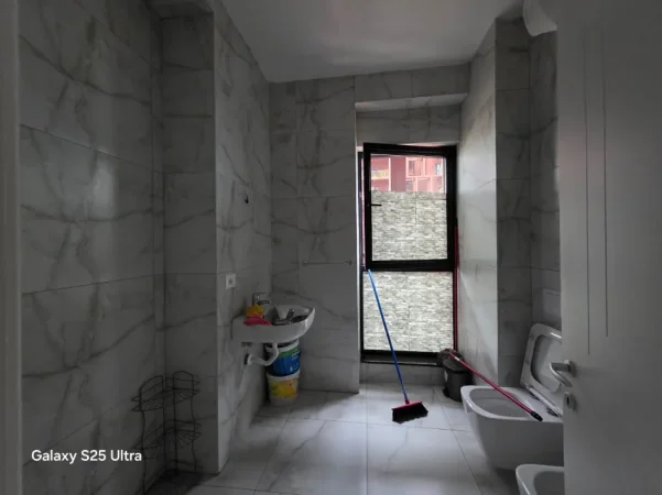 Tirane, jepet me qera zyre Kati 8, 110 m² 1.000 € 