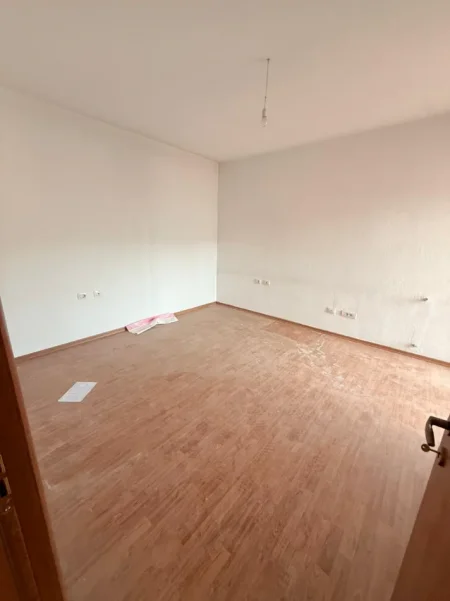 Tirane, shitet apartament 2+1+Ballkon Kati 5, 126 m² 250.000 € (Kristal Center)