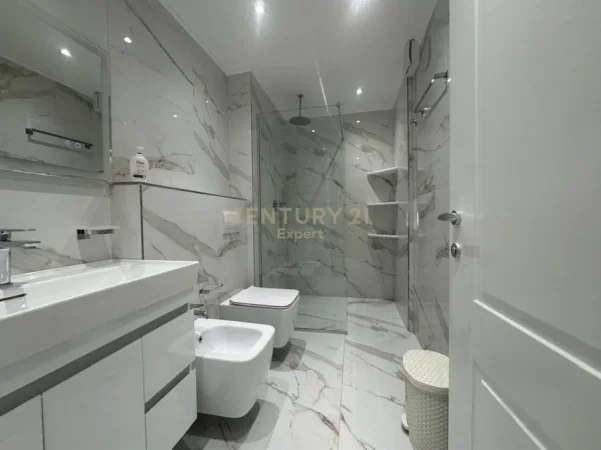 Tirane, shitet apartament duplex 3+1+Ballkon , 213 m² (liqeni i thate)