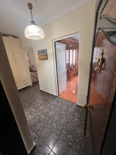 Tirane, shes apartament 1+1+Ballkon Kati 4, 