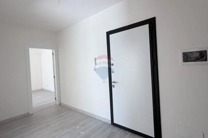 Tirane, shitet ambjent biznesi Kati 1, 