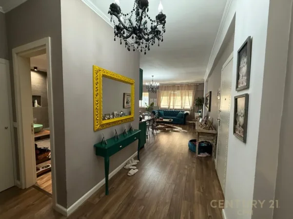 Tirane, jepet me qera apartament 2+1+Ballkon Kati 7, 120 m² 1.100 € (komuna e parisit)