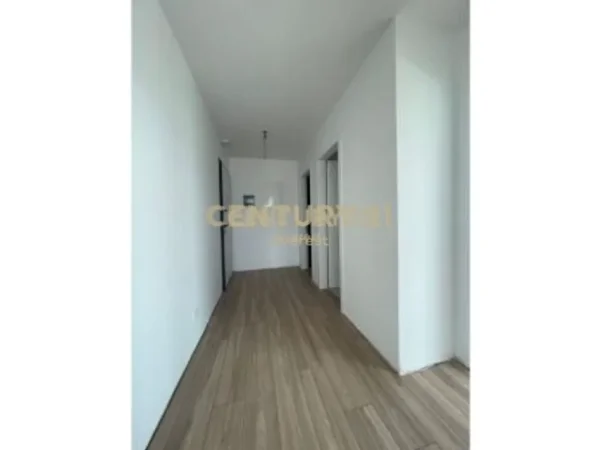 Tirane, jepet me qera zyre Kati 11, 134 m² 1.600 € (liqeni i tiranes lake view)