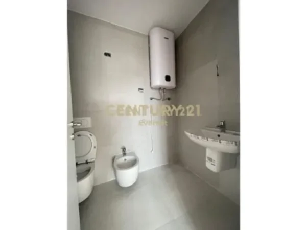 Tirane, jepet me qera zyre Kati 11, 134 m² 1.600 € (liqeni i tiranes lake view)