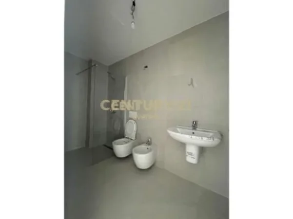 Tirane, jepet me qera zyre Kati 11, 134 m² 1.600 € (liqeni i tiranes lake view)