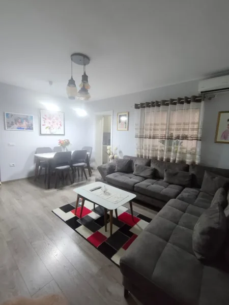 Tirane, jepet me qera apartament 1+1 Kati 5, 55 m² 500 € (Zonja Curre)