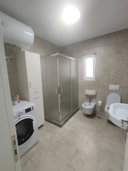 Tirane, jepet me qera apartament 1+1 Kati 5, 55 m² 500 € (Zonja Curre)