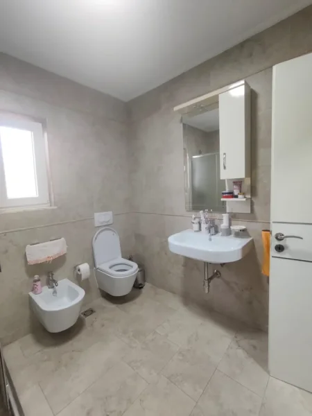Tirane, jepet me qera apartament 1+1 Kati 5, 55 m² 500 € (Zonja Curre)