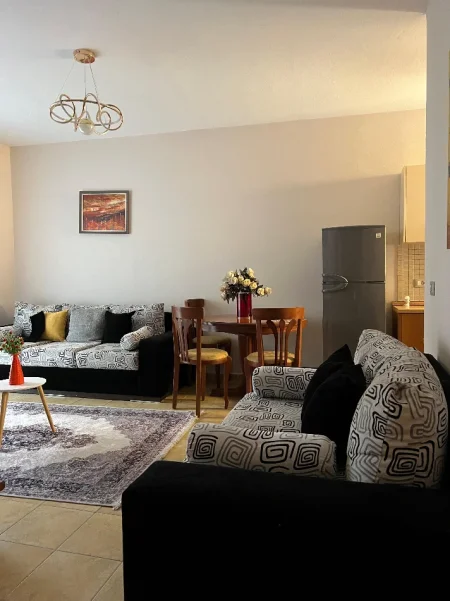 Tirane, jepet me qera apartament 1+1 Kati 1, 60 m² 600 € (Mine peza)