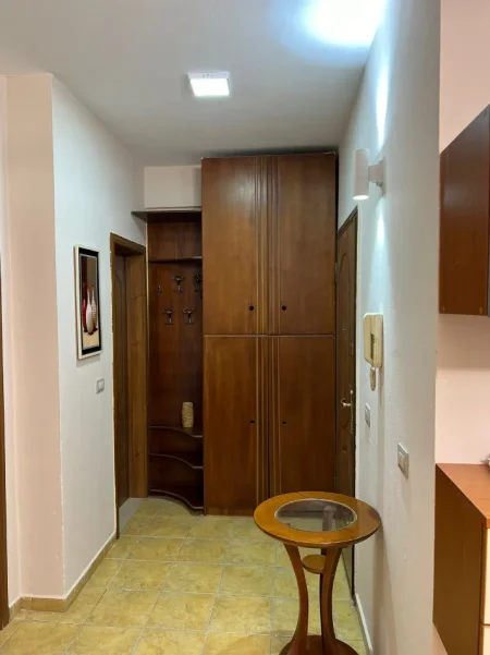 Tirane, jepet me qera apartament 1+1 Kati 1, 60 m² 600 € (Mine peza)