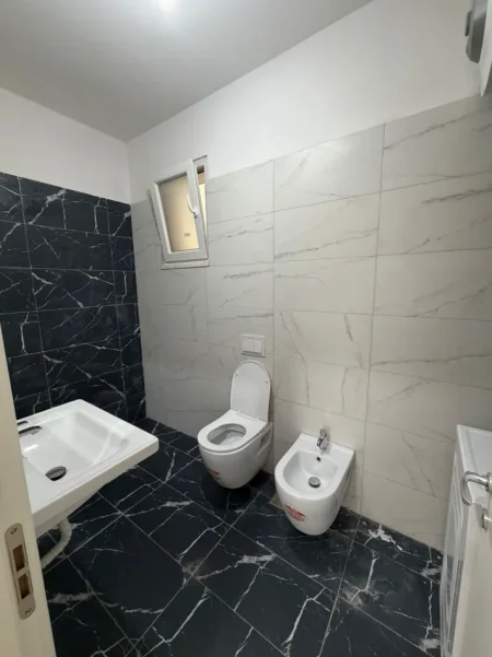 Tirane, jepet me qera apartament 2+1+Ballkon Kati 3, 111 m² 749 € (Rruga Don Bosko)