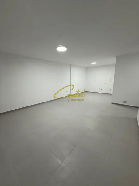 Tirane, jepet me qera zyre Kati 5, 110 m² 400 € (RRUGA E DIBRES)