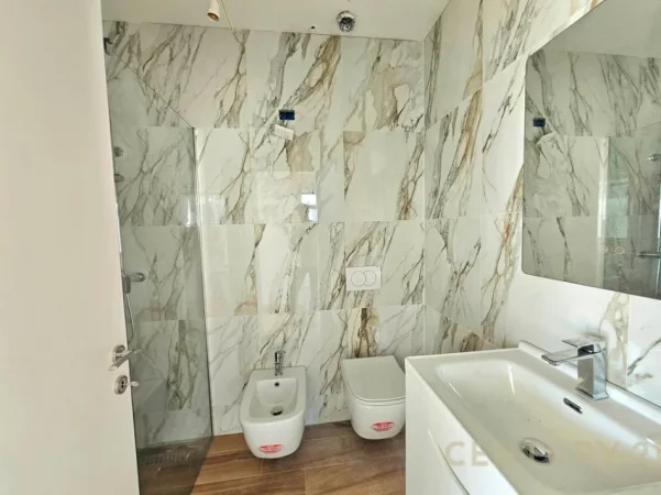 Tirane, jepet me qera zyre Kati 4, 149 m² 1.700 € (Lake view)